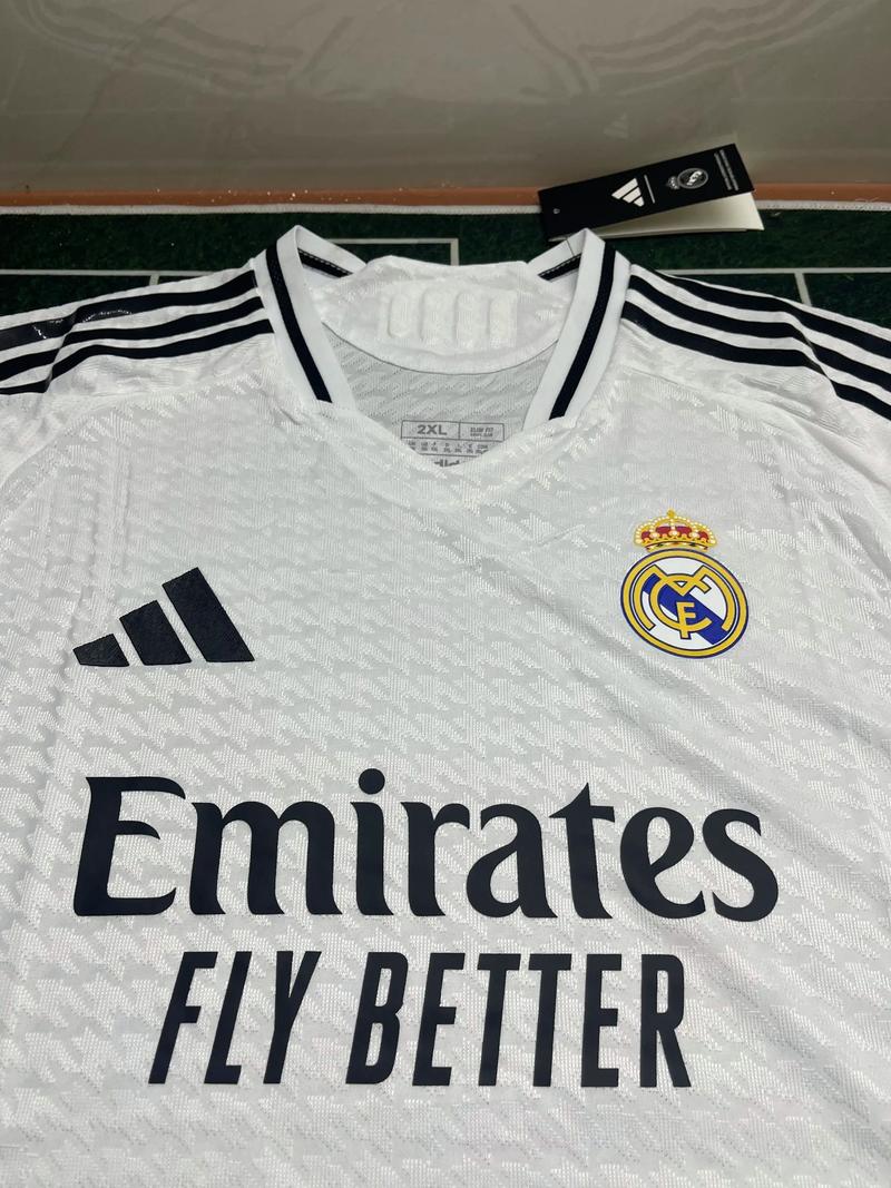 JDG Club 发送新年祝福：金蛇带来祝福，家庭和谐，繁荣富强，财富滚滚而来！